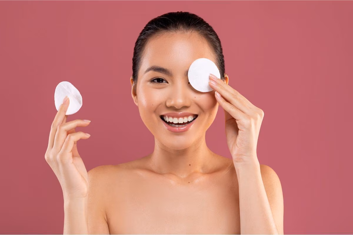 Loại sạch bụi bẩn trên da bằng cách tẩy trang và rửa mặt mỗi ngày