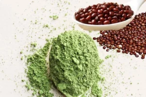 Bạn có thể kết hợp bột đậu đỏ với bột trà xanh để làm mặt nạ dưỡng da