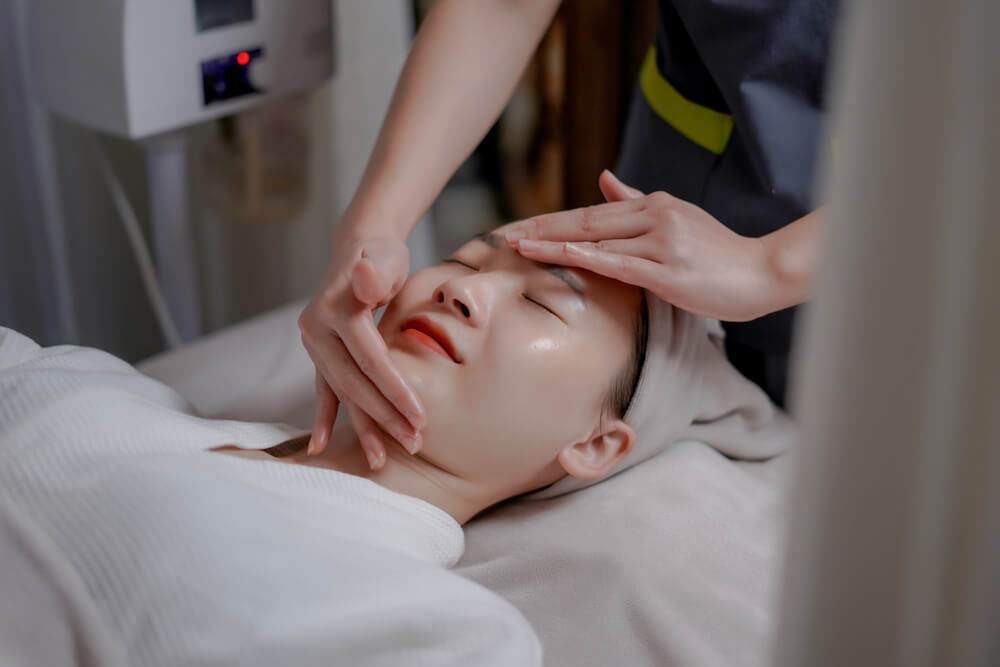 Bạn có thể lựa chọn chuyên viên riêng theo suốt quá trình chăm sóc da mụn tại spa