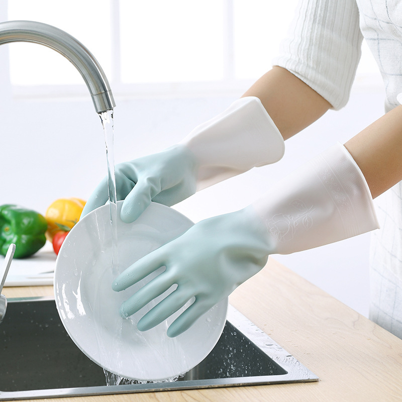 Bạn nên dùng găng tay khi thực hiện nấu nướng, chế biến món ăn, rửa bát