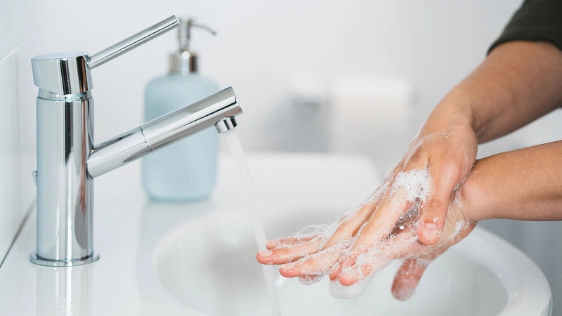 Bạn nên rửa tay với các dung dịch lành tính và an toàn