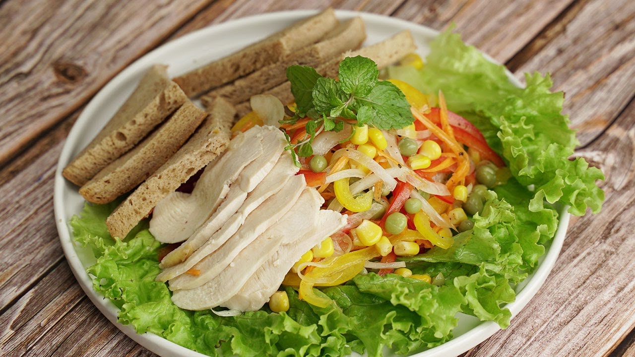Cách ăn bánh mì giảm cân với salad rau củ