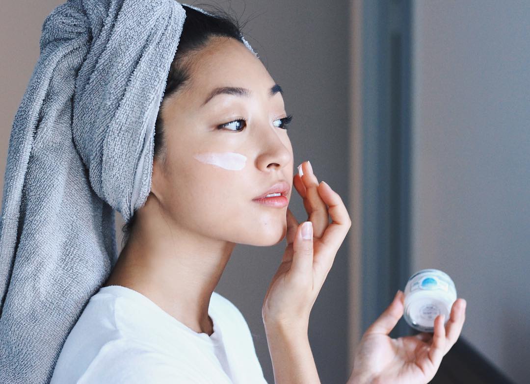 Chăm sóc da mụn mùa đông từ bên trong