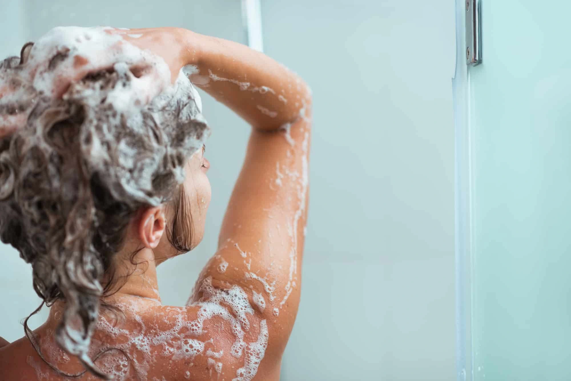 Chọn dầu gội phù hợp với da đầu cũng là một trong những cách chăm sóc tóc hiệu quả