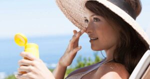 Sử dụng kem chống nắng đầy đủ và thường xuyên để làn da luôn được bảo vệ tốt nhất