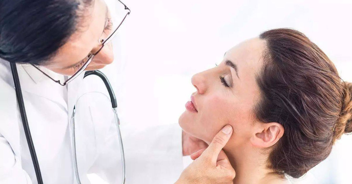 Chuyên gia hoặc bác sĩ sẽ thăm khám và tư vấn tình trạng da mụn của bạn