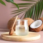 Dầu dừa là phần tinh dầu được chiết xuất từ phần cùi trắng của quả dừa