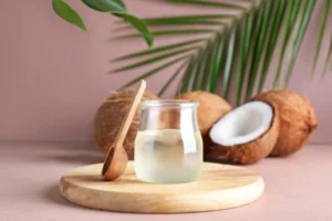 Dầu dừa là phần tinh dầu được chiết xuất từ phần cùi trắng của quả dừa