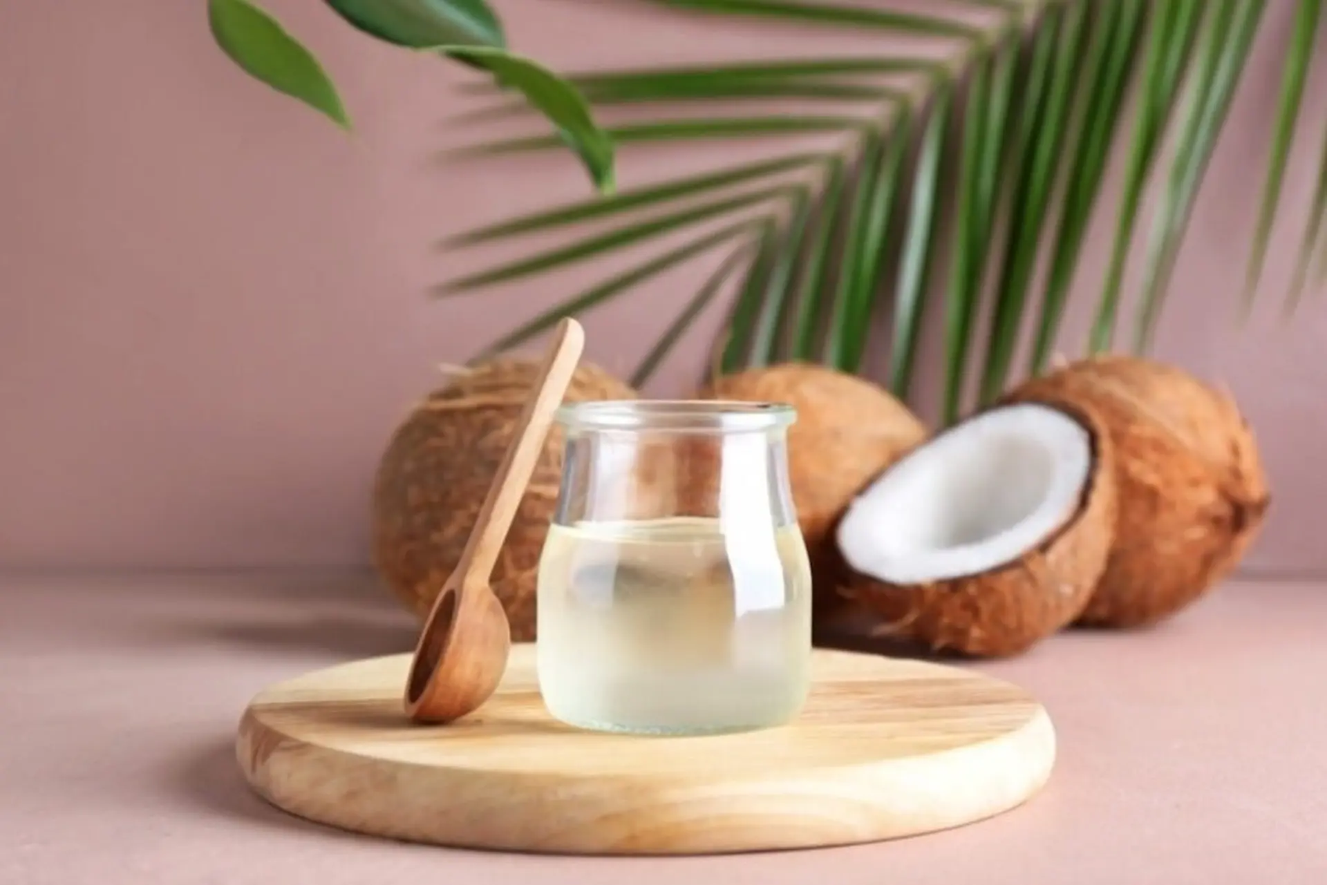 Dầu dừa là phần tinh dầu được chiết xuất từ phần cùi trắng của quả dừa