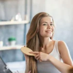 Đầu tiên bạn cần chải mượt tóc và massage đầu