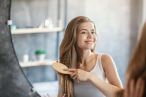 Đầu tiên bạn cần chải mượt tóc và massage đầu