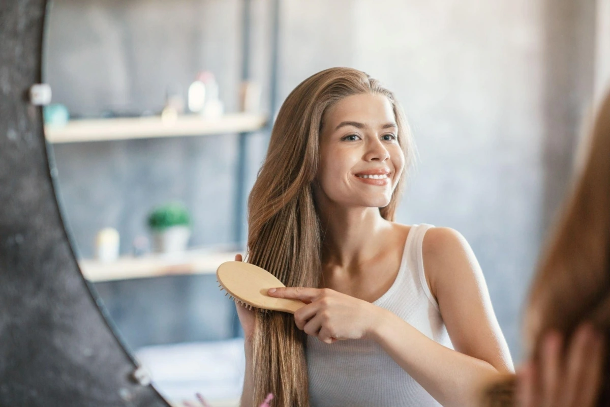 Đầu tiên bạn cần chải mượt tóc và massage đầu