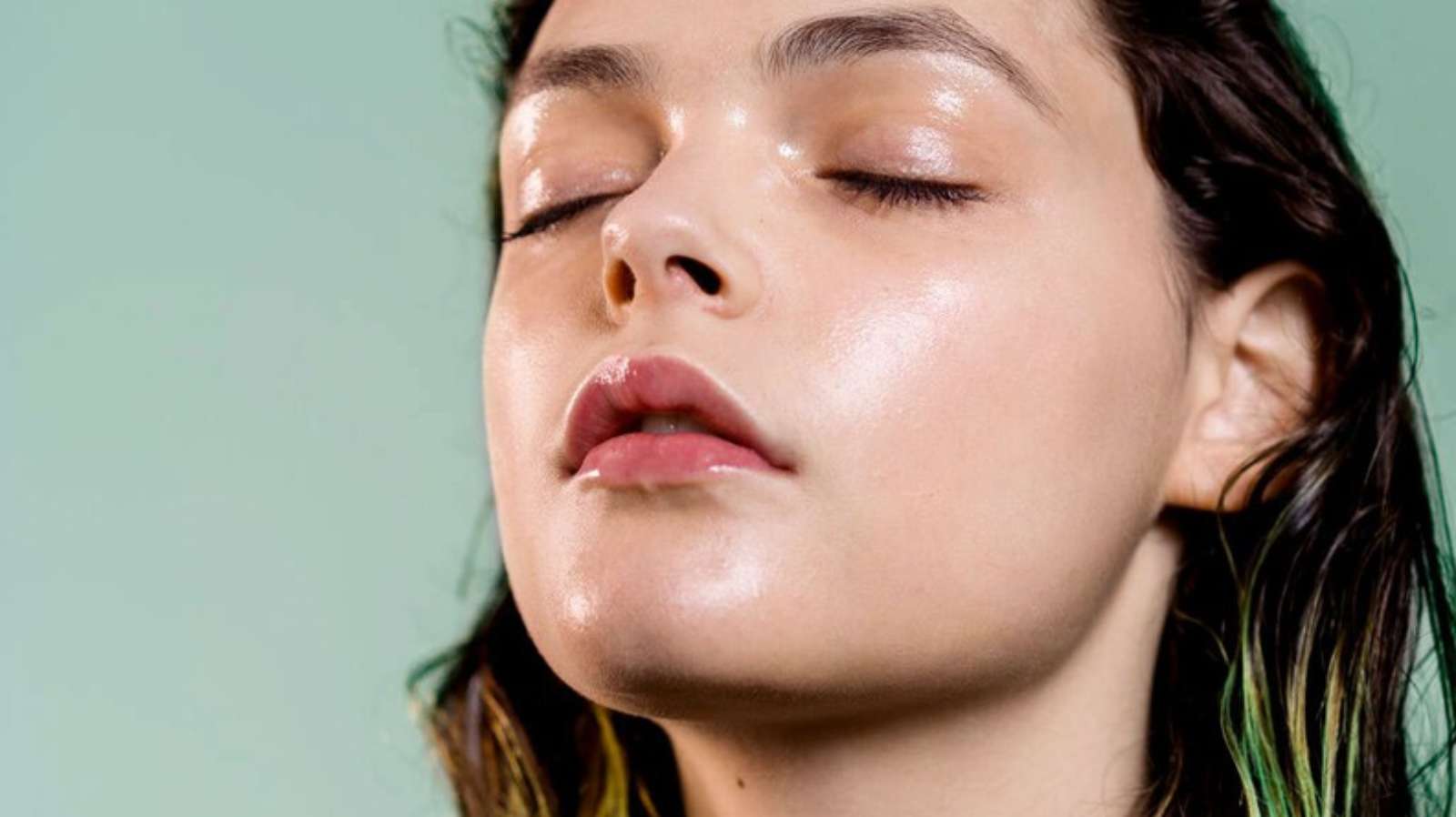 Để chăm sóc da mặt ở tuổi 20, bạn không nên trang điểm quá thường xuyên