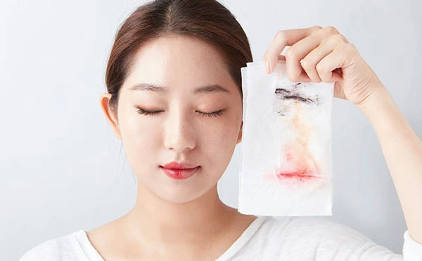 Để chăm sóc da mặt ở tuổi 20, bạn không nên trang điểm quá thường xuyên