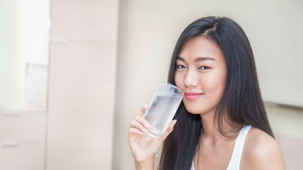 Để sở hữu làn da đẹp, bạn nên uống nhiều nước mỗi ngày