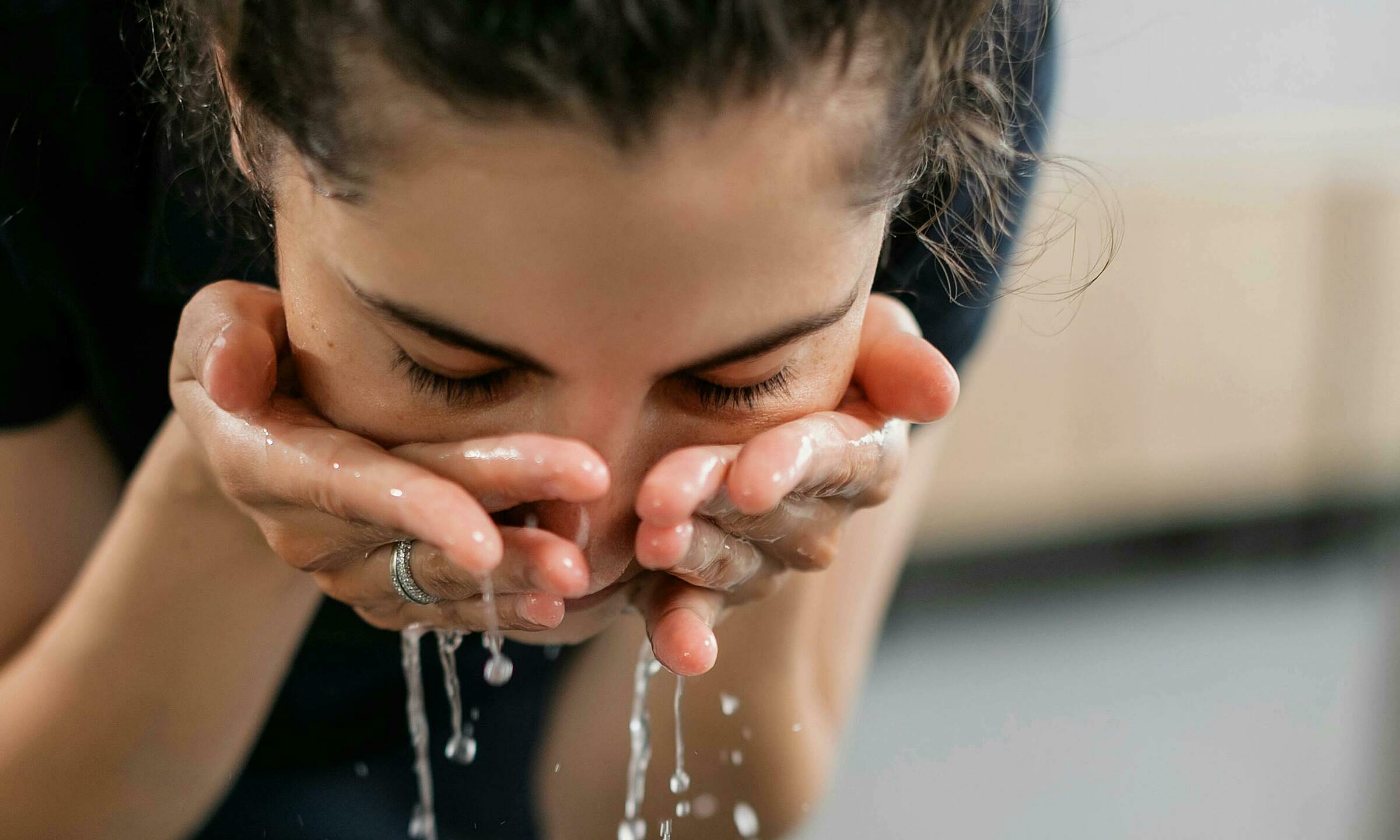 Đối với những người da mụn, không nên rửa mặt quá nhiều lần trong ngày