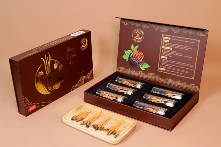 Đông trùng hạ thảo Vietfarm được đựng trong hộ thủy tinh kín rất dễ bảo quản