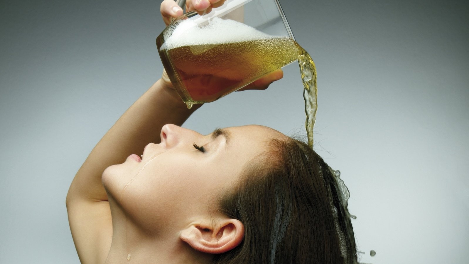 Dùng bia xả tóc giúp chăm sóc tóc mềm mượt