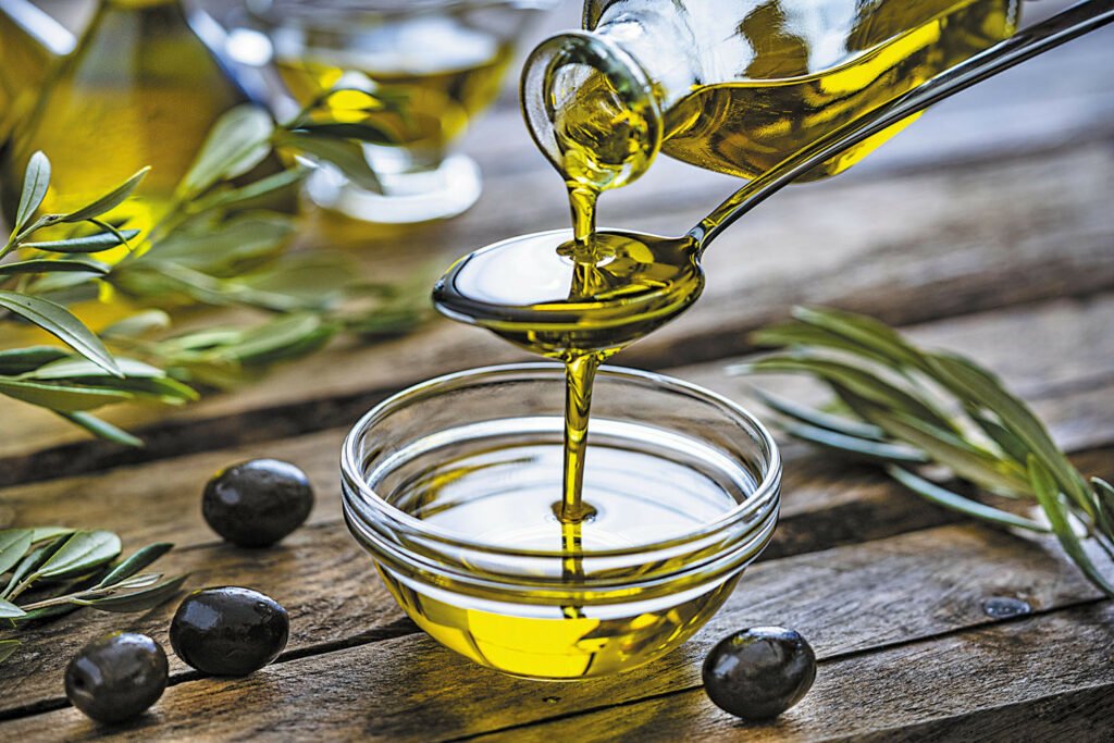 Dưỡng móng mềm mại, chắc khỏe bằng dầu oliu