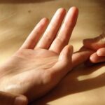 Dưỡng móng với tinh dầu cũng là cách được nhiều chị em lựa chọn