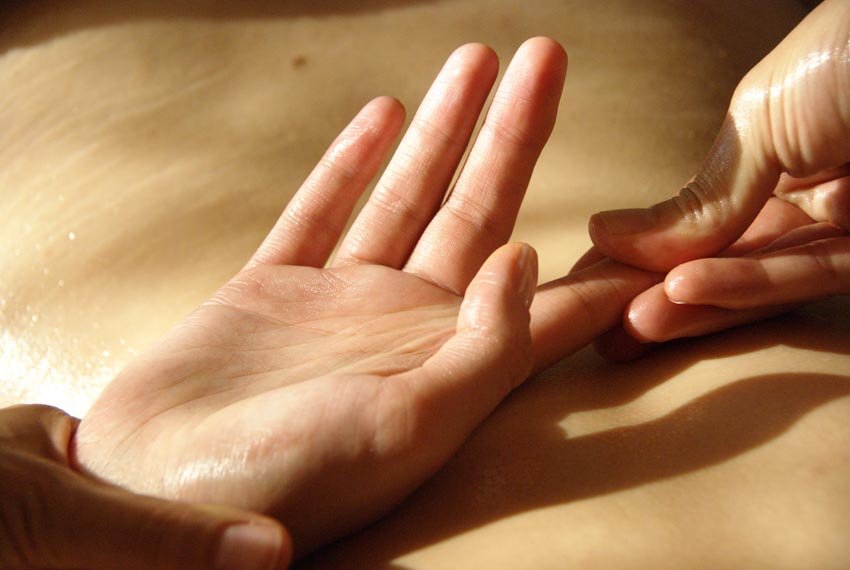 Dưỡng móng với tinh dầu cũng là cách được nhiều chị em lựa chọn