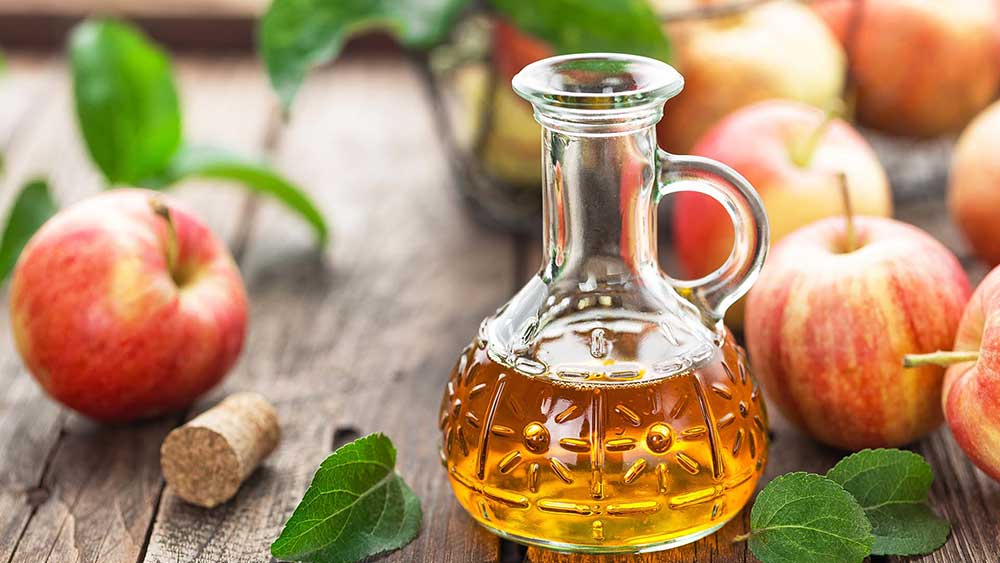 Giấm táo là nguyên liệu quen thuộc trong nhà bếp, đồng thời chứa các dưỡng chất có lợi cho mái tóc