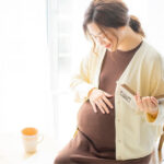 Khi bị khó thở mẹ bầu cần phải tập hít thở sâu mới cung cấp đủ oxy cho con