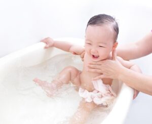 Loại bỏ bụi bẩn, vi khuẩn, mồ hôi trên da trẻ bằng cách tắm rửa cho con hằng ngày