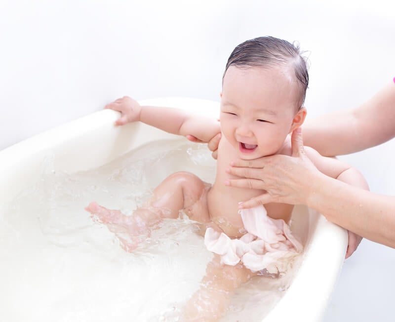 Loại bỏ bụi bẩn, vi khuẩn, mồ hôi trên da trẻ bằng cách tắm rửa cho con hằng ngày