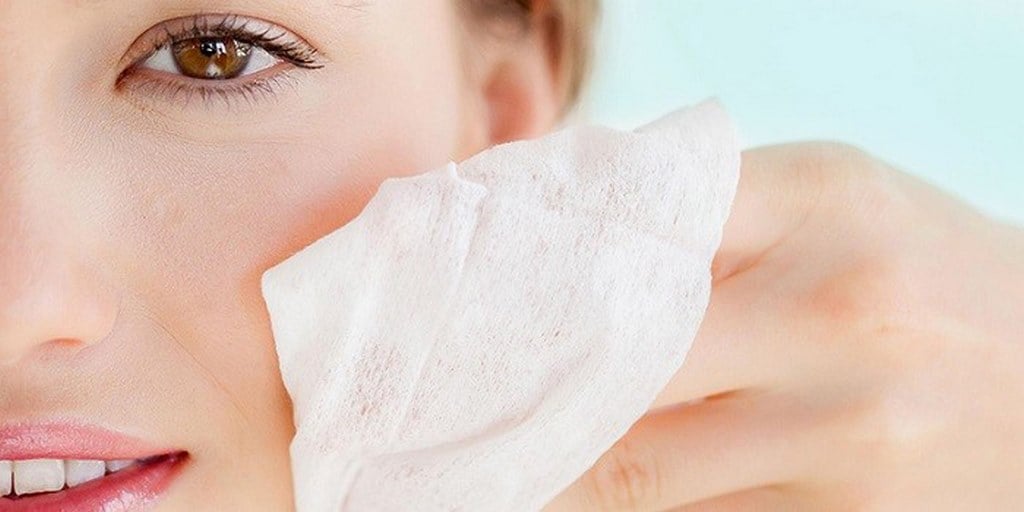 Loại sạch bụi bẩn trên da bằng cách tẩy trang và rửa mặt mỗi ngày