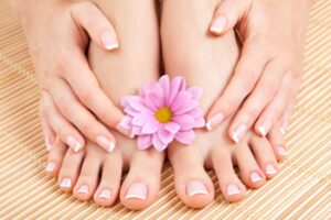 Luôn giữ cho móng tay. móng chân sạch sẽ