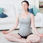 Mẹ bầu khó thở có thể thay đổi tư thế để việc hít thở được dễ dàng hơn