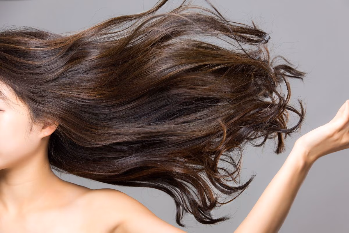 Một mái tóc bóng mượt cũng là điểm thu hút người đối diện