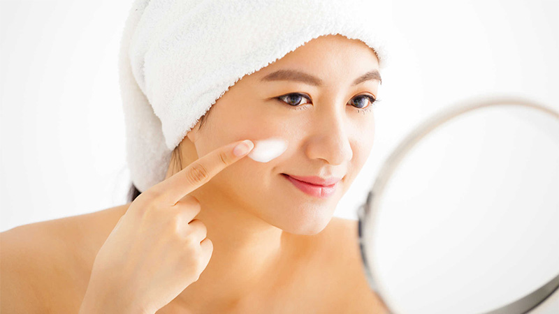 Muốn chăm sóc da mụn ẩn hiệu quả, bạn nên dưỡng da cả ngày lẫn đêm