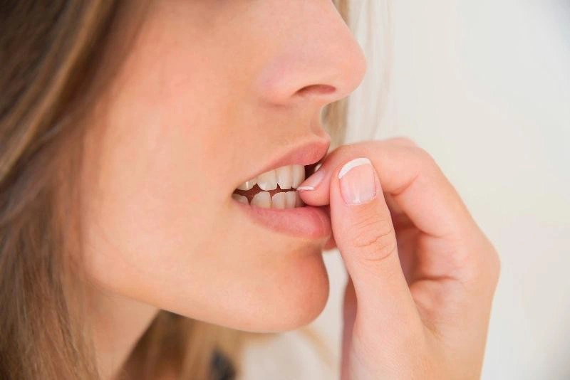 Nếu bạn có thói quen cắn móng tay hãy loại bỏ ngay