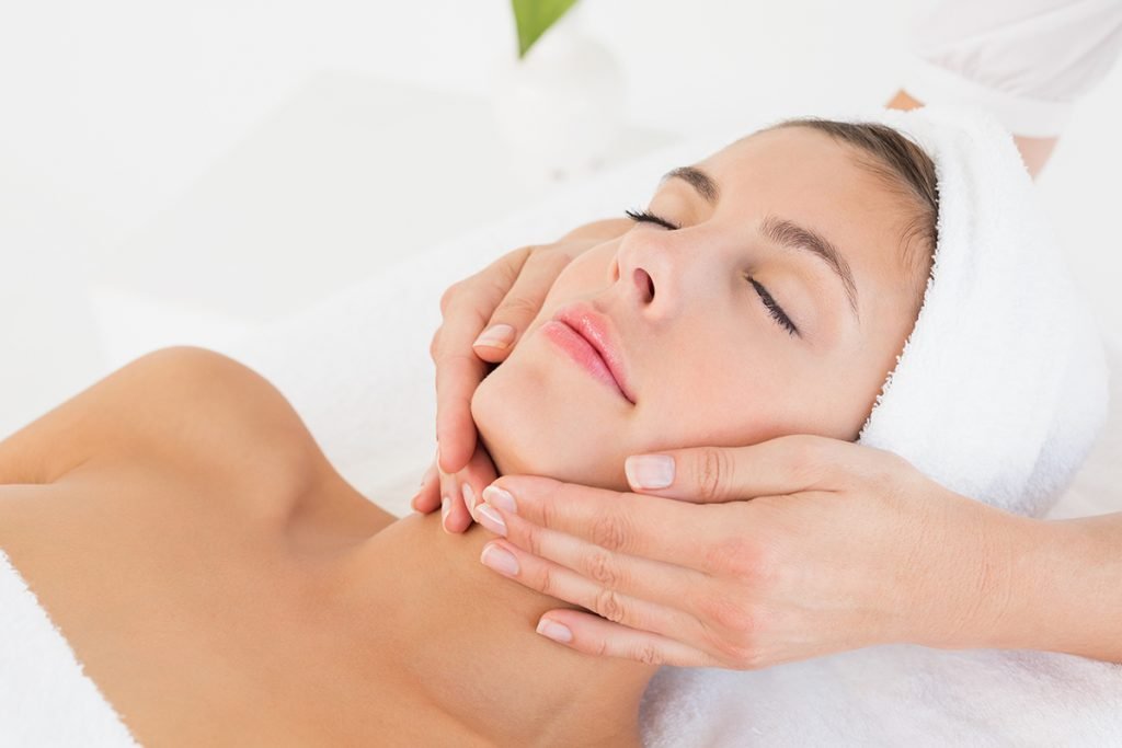 Nếu có thời gian, bạn cũng nên massage da mặt thường xuyên để thư giãn các cơ