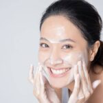 Rửa mặt là bước quan trọng trong việc chăm sóc da