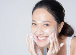 Rửa mặt là bước quan trọng trong việc chăm sóc da
