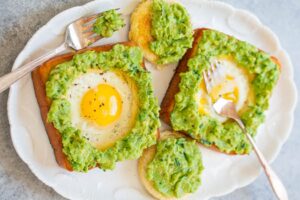 Sandwich trứng ốp sốt bơ – Thực đơn giảm cân cấp tốc