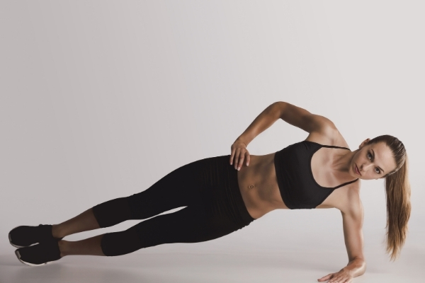 Side plank là một biến thể nâng cao từ Plank truyền thống