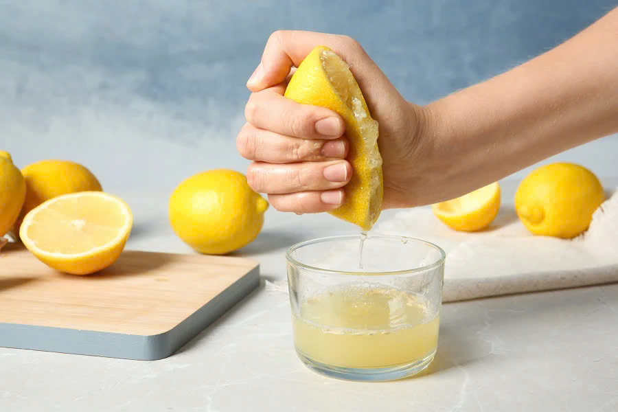 Sử dụng chanh tươi là một cách chăm sóc tóc tại nhà an toàn, giá rẻ lại vô cùng hiệu quả