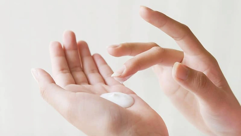 Sử dụng kem chống nắng là bước không thể thiếu trong quá trình chăm sóc da tay