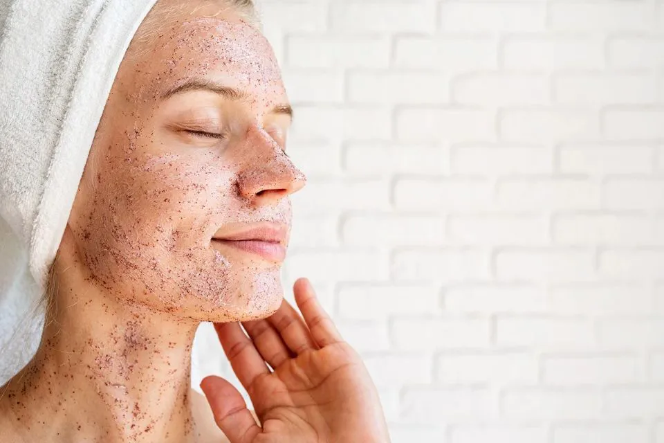 Tẩy tế bào chết để chăm sóc da mụn vào mùa đông