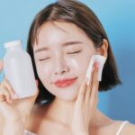 Tẩy trang và rửa mặt là một bước quan trọng trong quy trình chăm sóc da mụn ẩn