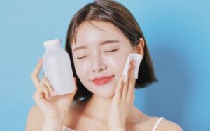 Tẩy trang và rửa mặt là một bước quan trọng trong quy trình chăm sóc da mụn ẩn