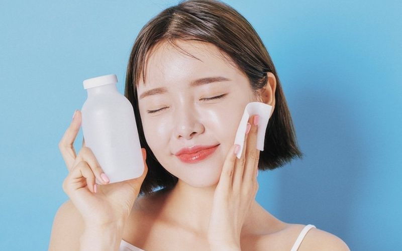Tẩy trang và rửa mặt là một bước quan trọng trong quy trình chăm sóc da mụn ẩn
