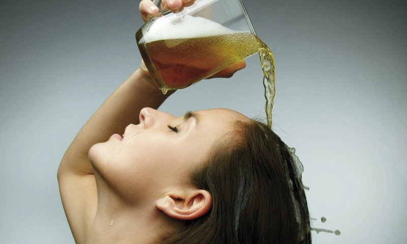 Thành phần của bia chứa hàm lượng protein lớn, hỗ trợ nuôi dưỡng mái tóc và giảm khô xơ