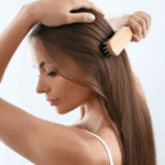 Tóc nhuộm khá xơ yếu nên bạn lưu ý chỉ tạo kiểu tóc nhẹ nhàng