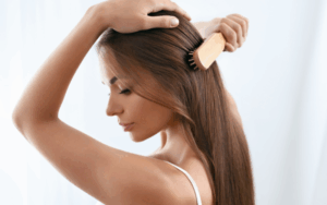 Tóc nhuộm khá xơ yếu nên bạn lưu ý chỉ tạo kiểu tóc nhẹ nhàng