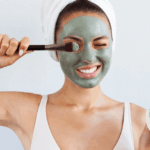 Việc đắp mặt nạ đất sét giúp cho đẩy lùi đi những bã nhờn trên khuôn mặt